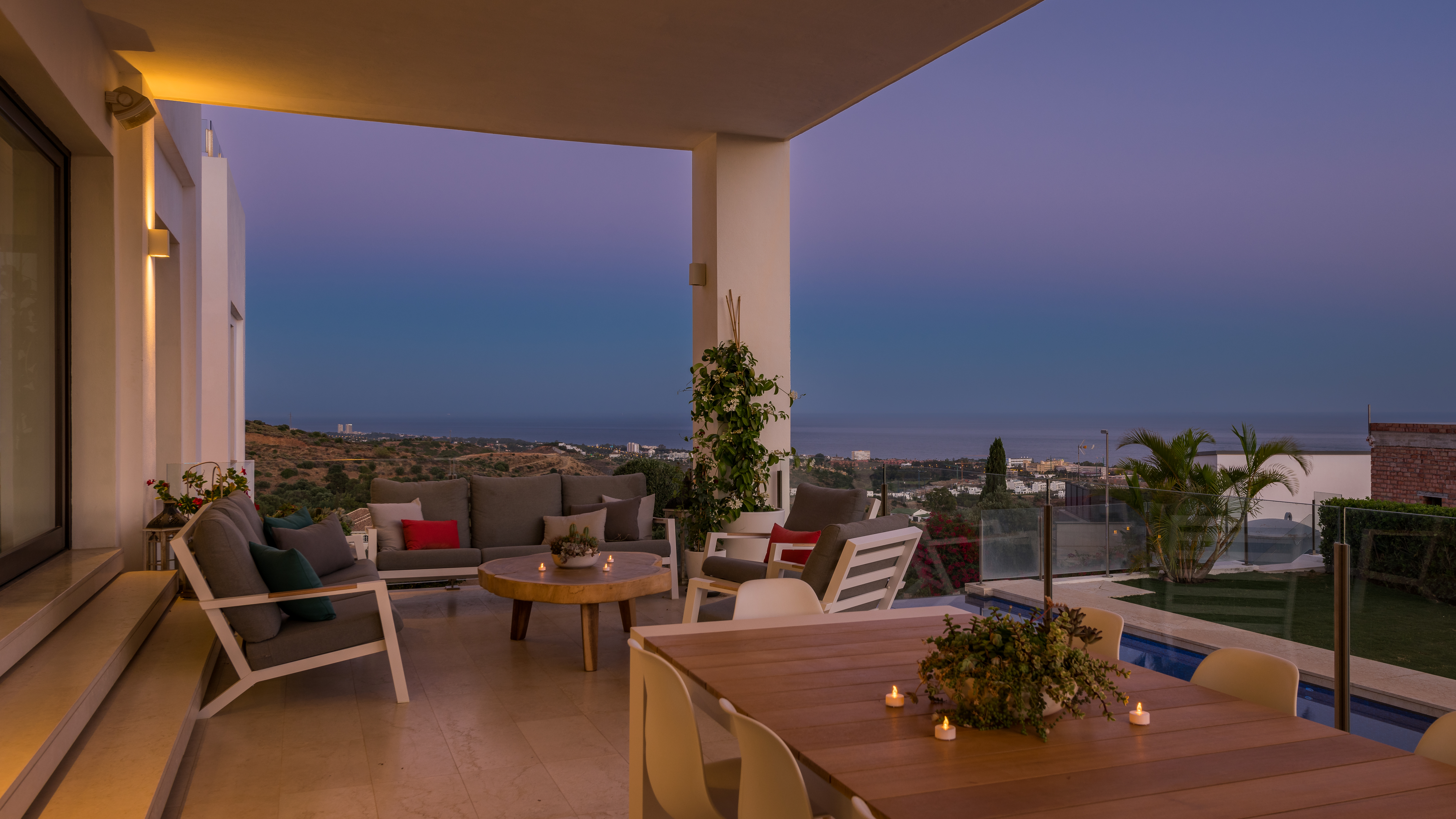 Moderna villa con vistas panorámicas al mar en los alto de los Monteros