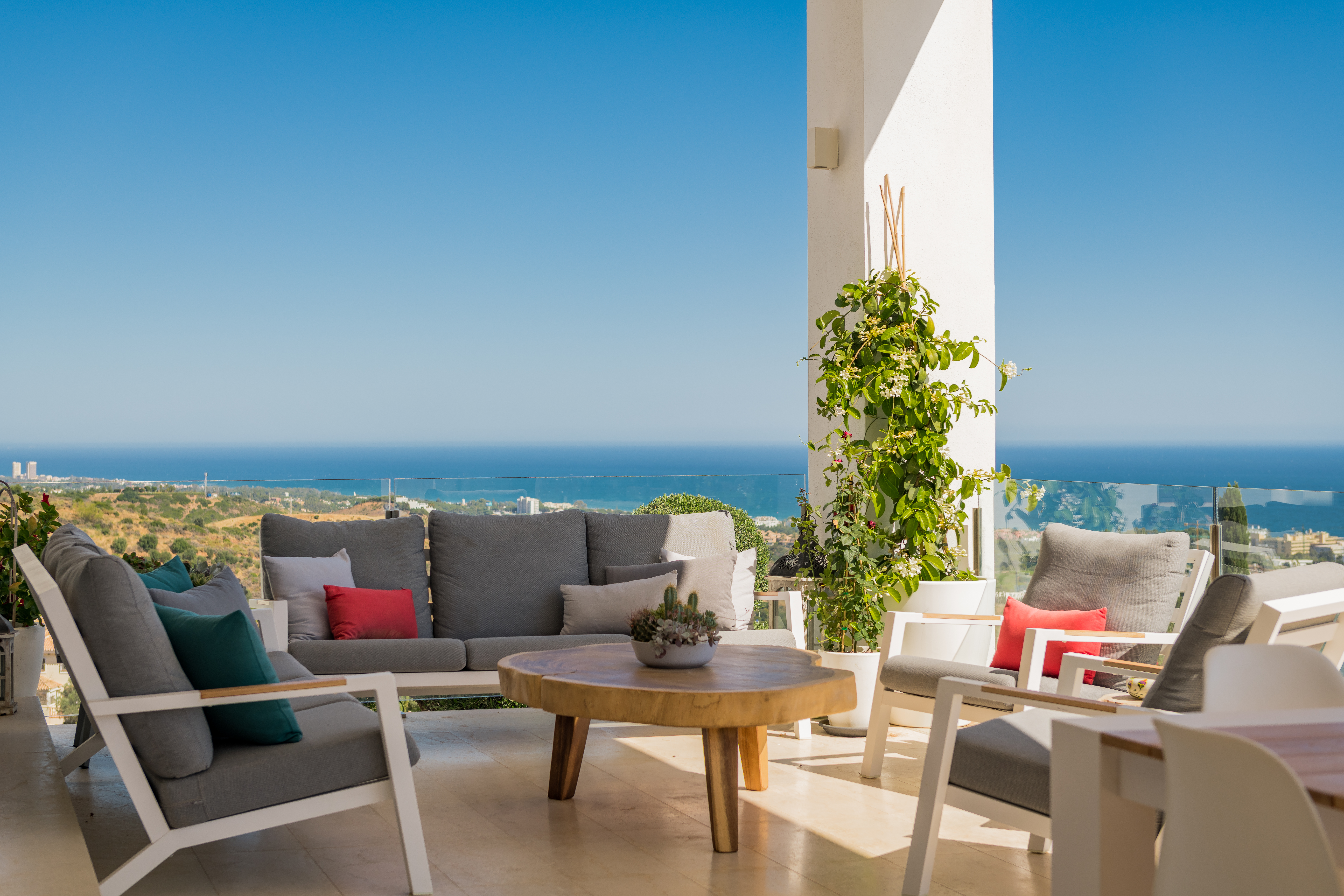 Moderna villa con vistas panorámicas al mar en los alto de los Monteros