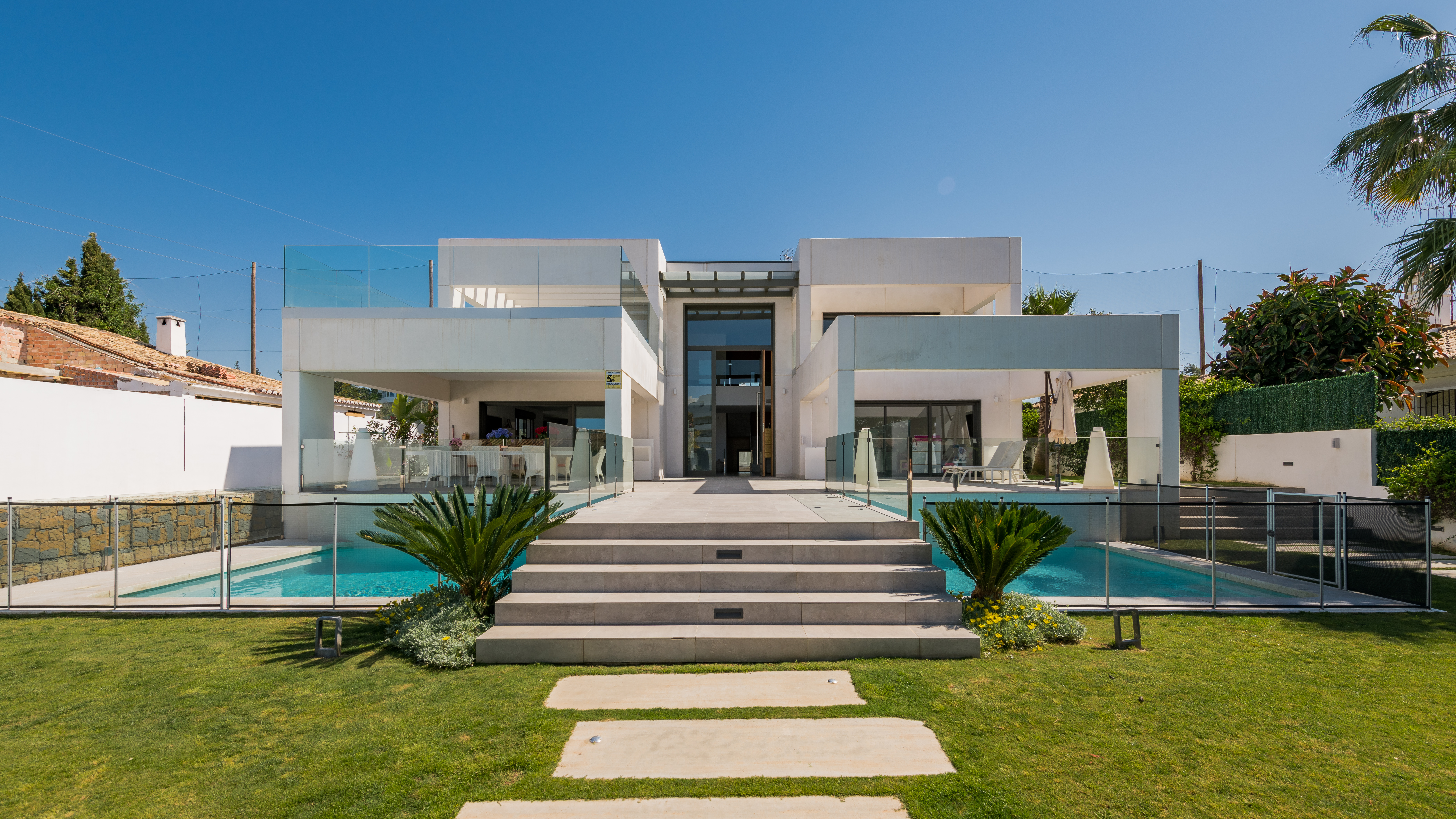 Villa moderna en primera línea de golf en Guadalmina
