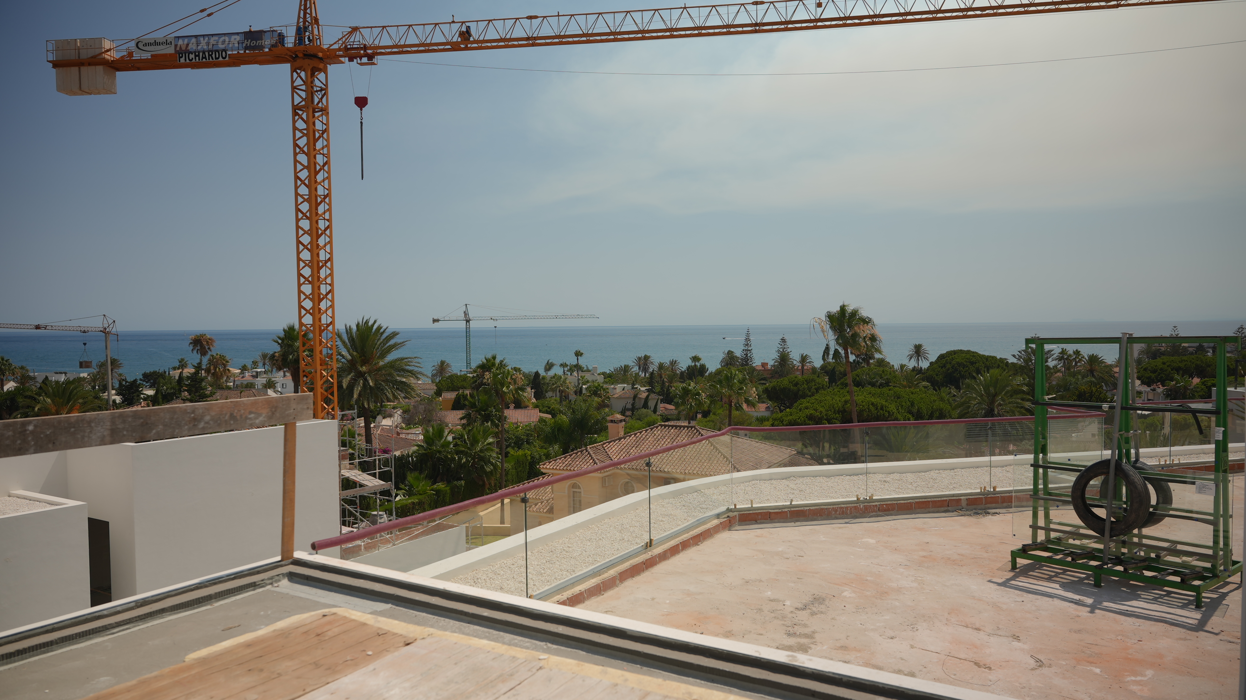 Villa nouvellement construite en bord de mer, clé en main, à Marbella est