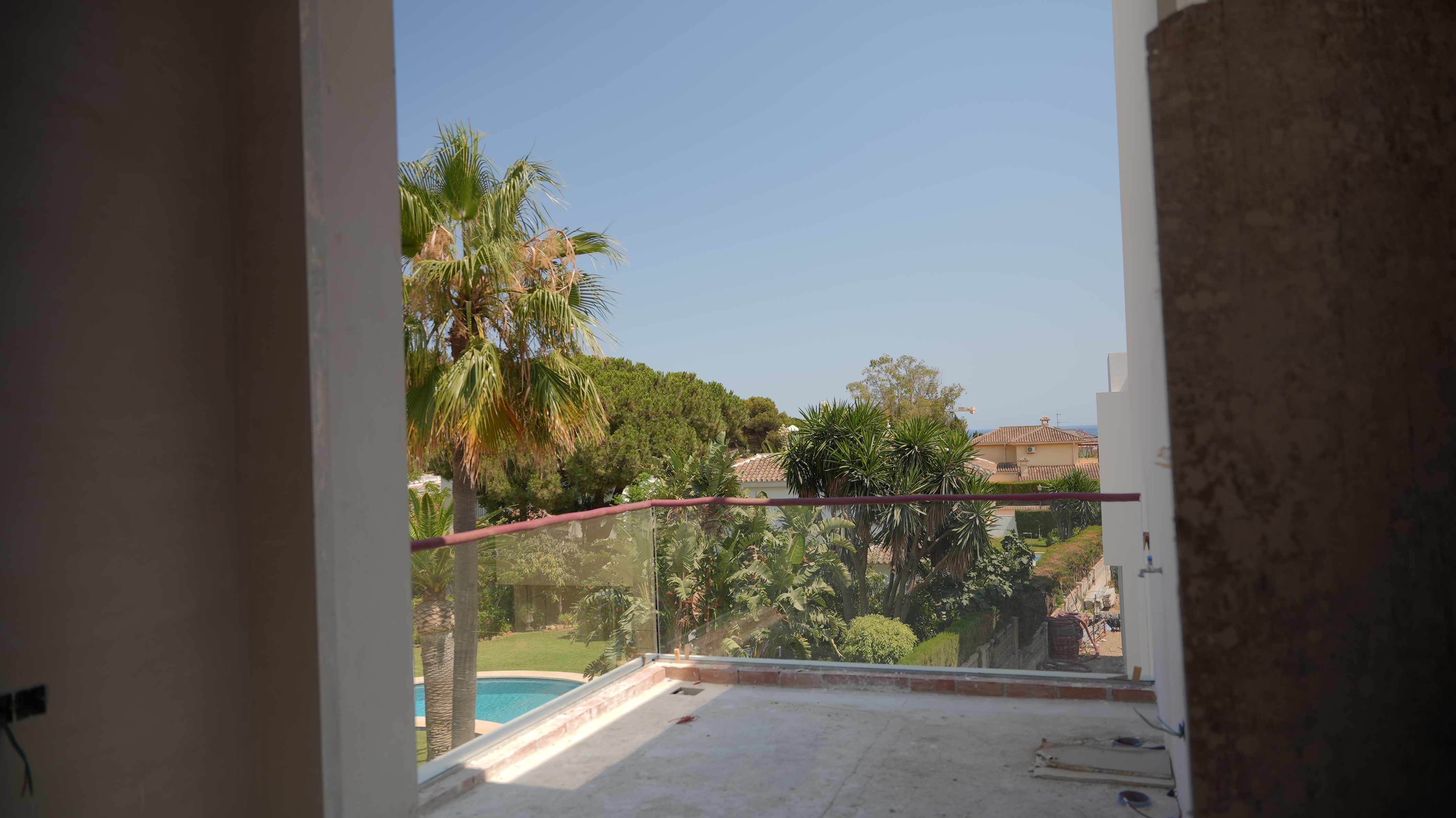Villa nouvellement construite en bord de mer, clé en main, à Marbella est