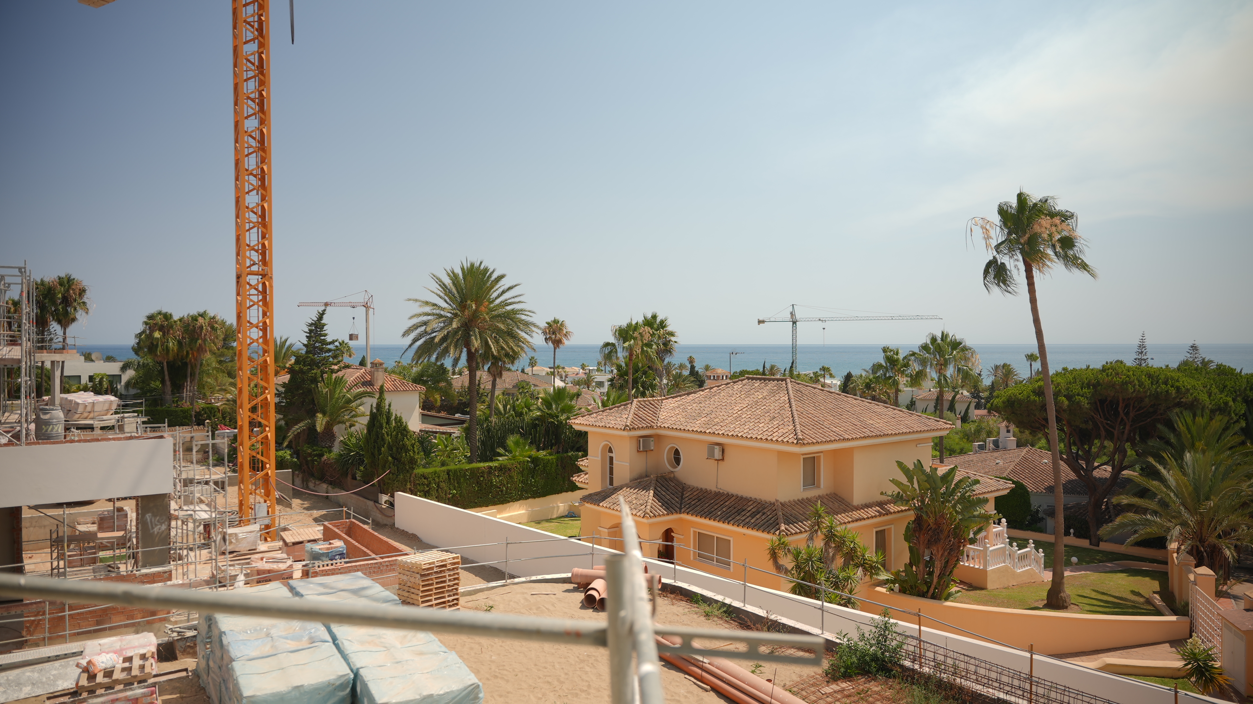3 Villas de nueva construcción junto a la playa, llave en mano, en Marbella este