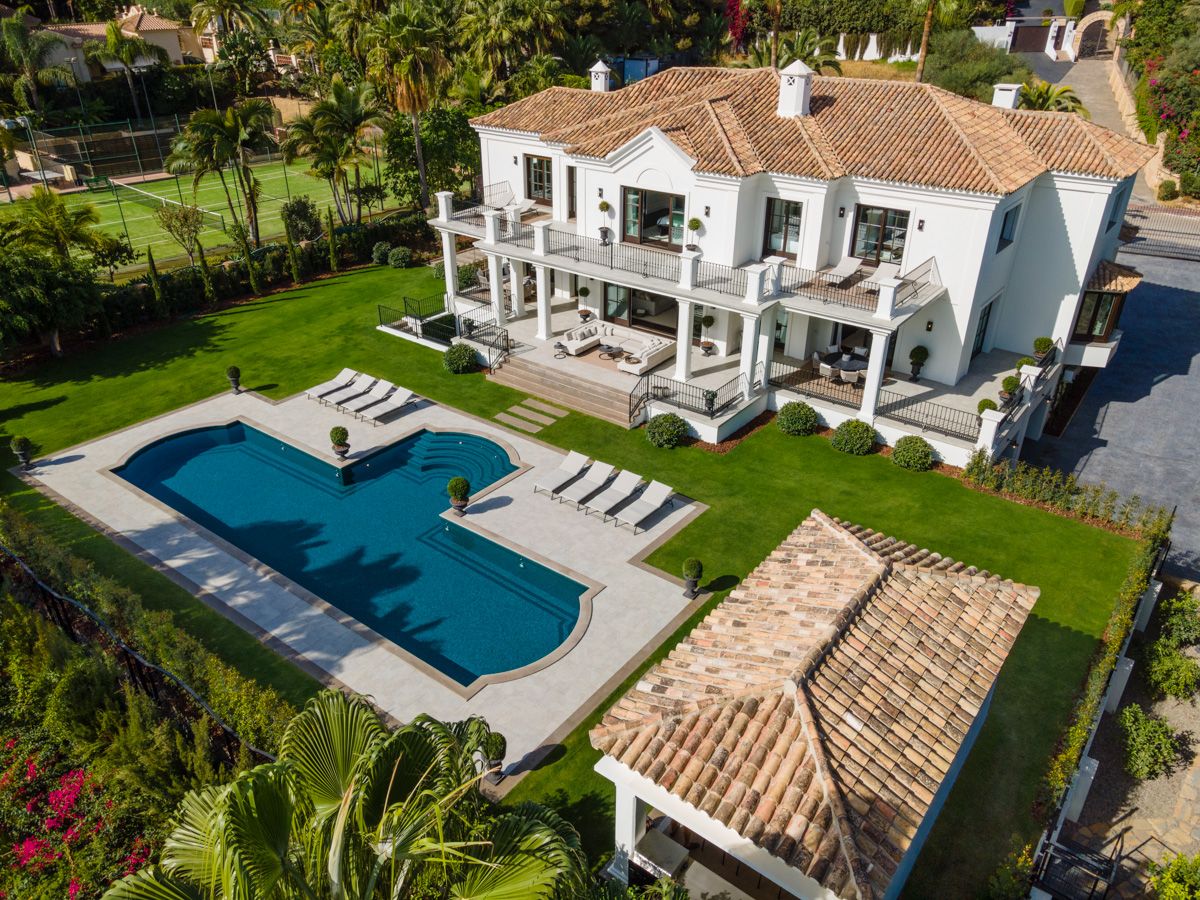 Ein hochwertiges Einfamilienhaus in der exklusiven und geschlossenen Wohnanlage von Sierra Blanca oberhalb der Goldenen Meile von Marbella.