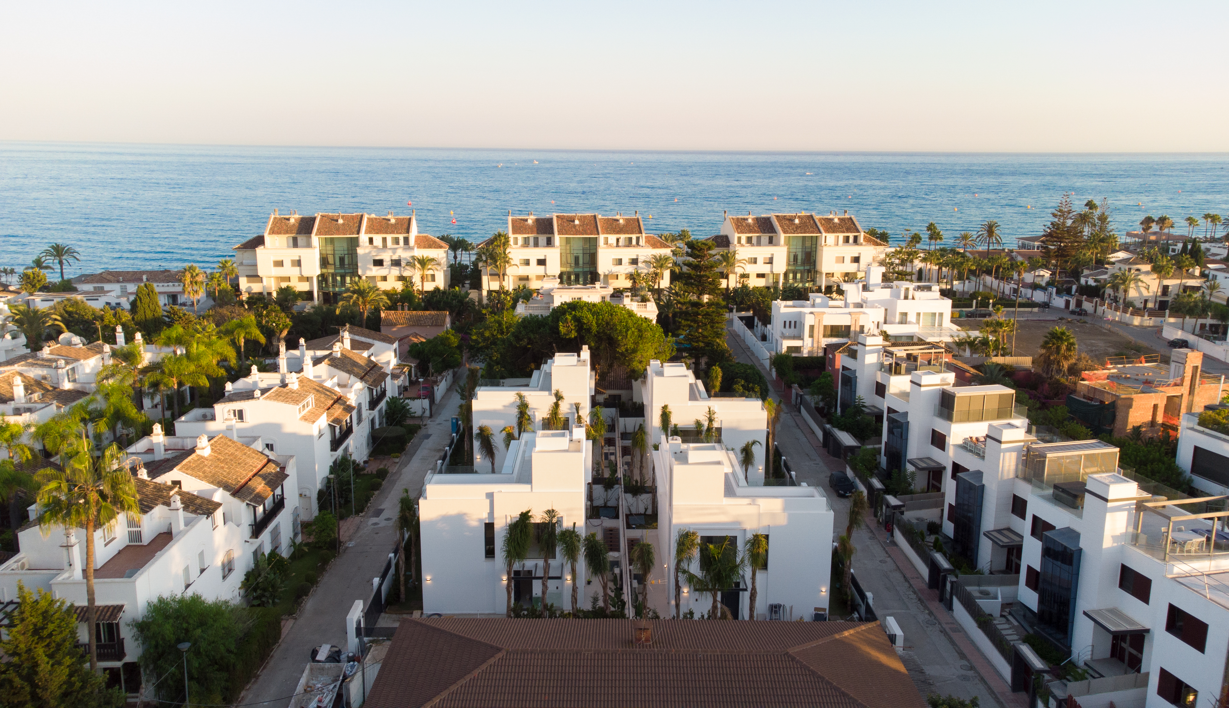 Hermosas villas nuevas lado playa en el centro de la milla de oro Marbella