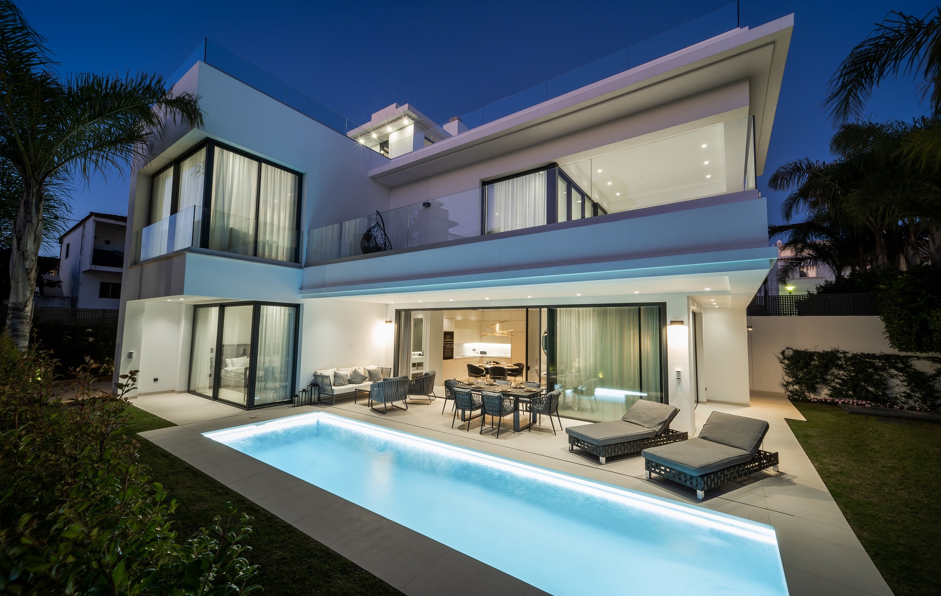 Hermosas villas nuevas lado playa en el centro de la milla de oro Marbella