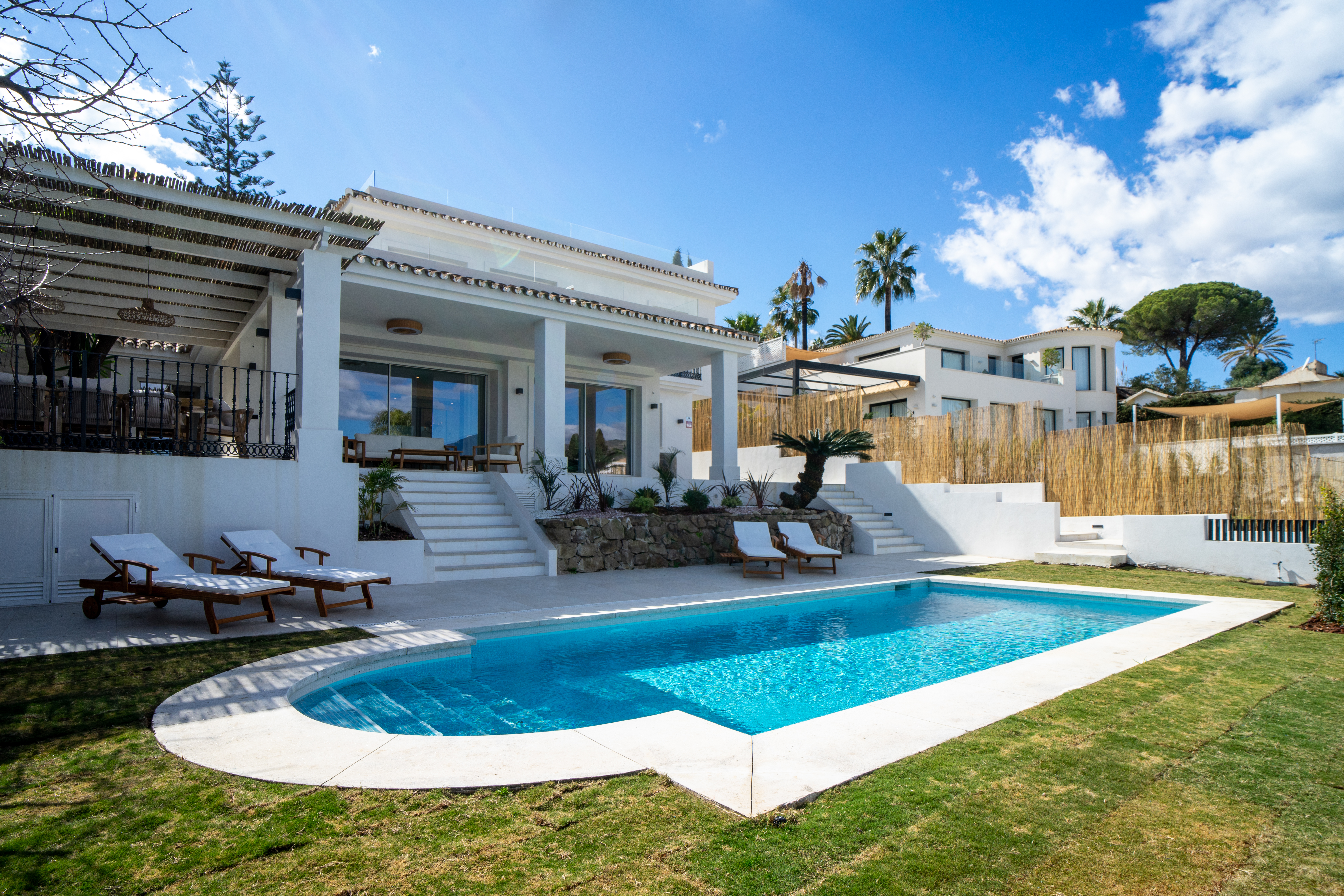 Villa La Concha es un fantastico hogar moderno entre las Brisas Golf y Nueva Andalucia.