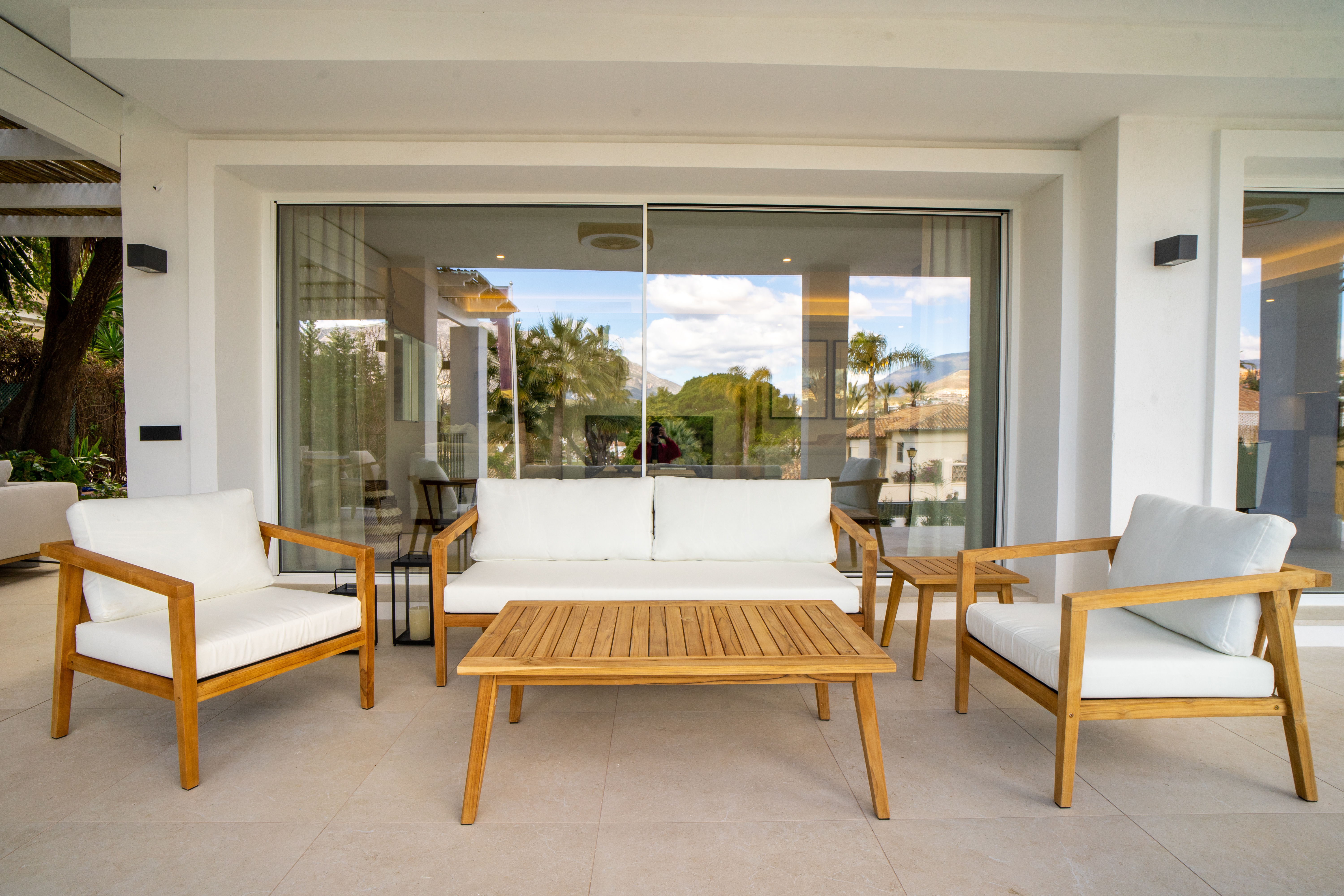 Villa La Concha es un fantastico hogar moderno entre las Brisas Golf y Nueva Andalucia.