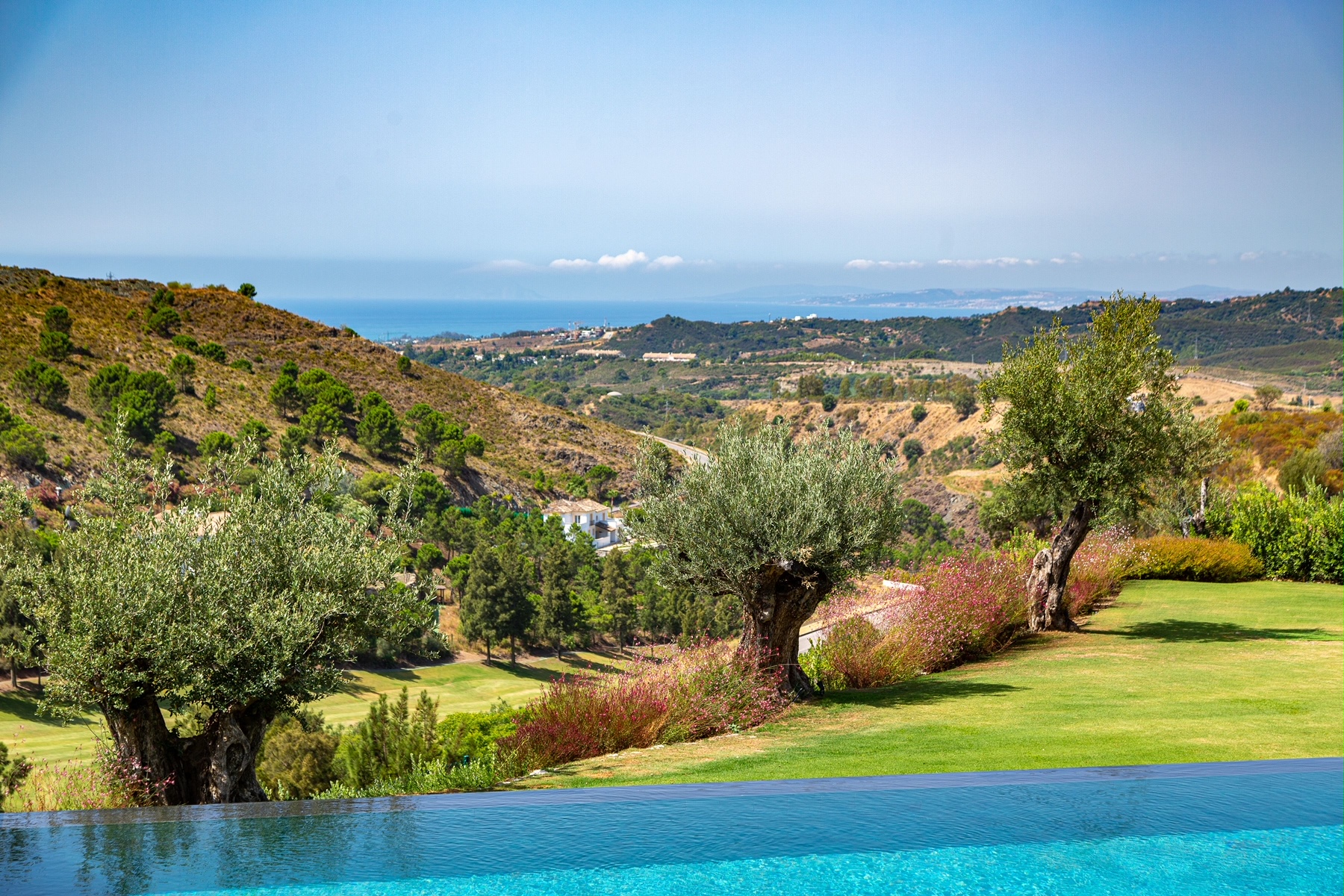 Alucinante y majestuosa villa en la esxclusiva comunidad Marbella club con vistas que enamoran